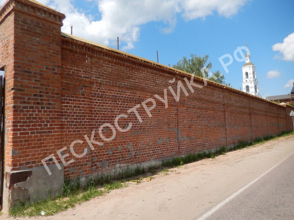пескоструйная обработка кирпича на ограждении монастыря
