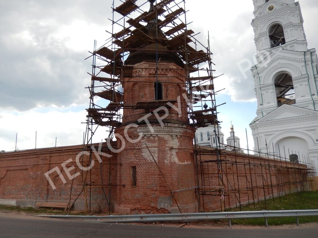 пескоструйная очистка кирпича на стенах монастыря