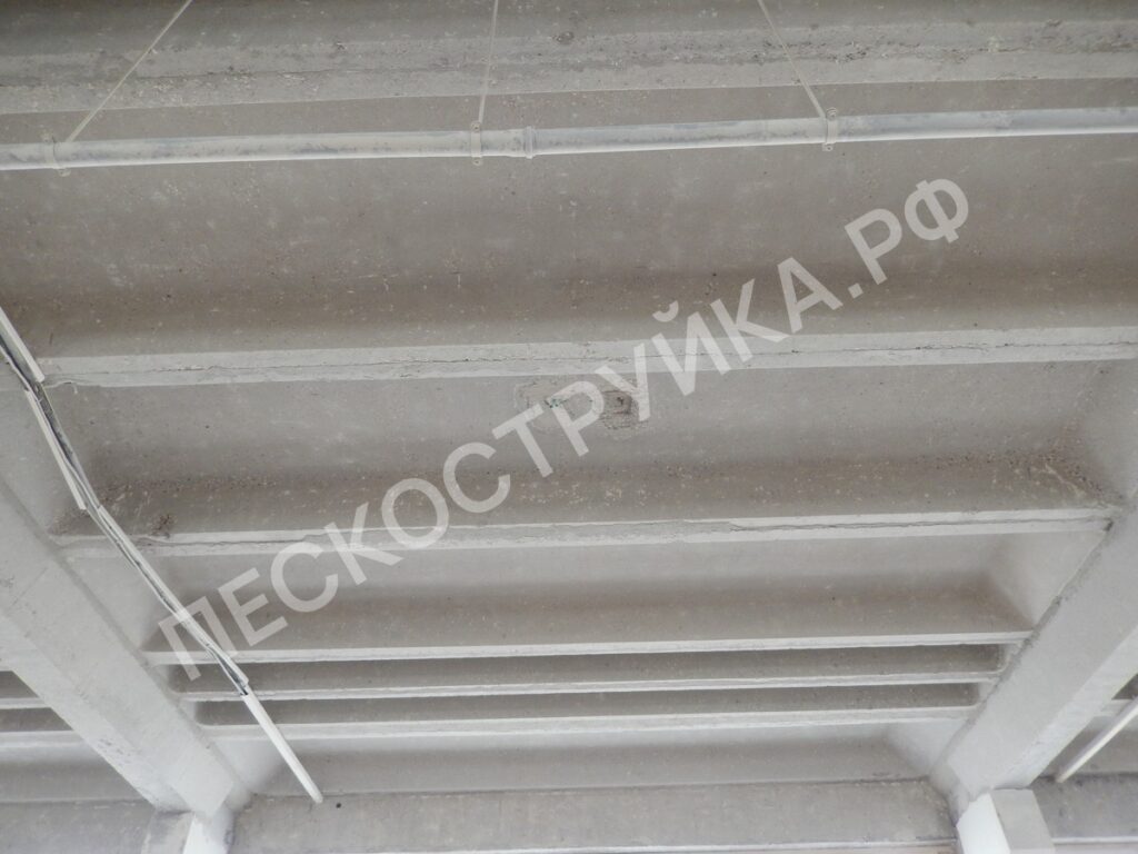 очистка бетонных поверхностей потолков от отслаивающейся краски