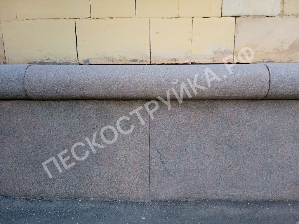 Очистка гранита на цоколе здания