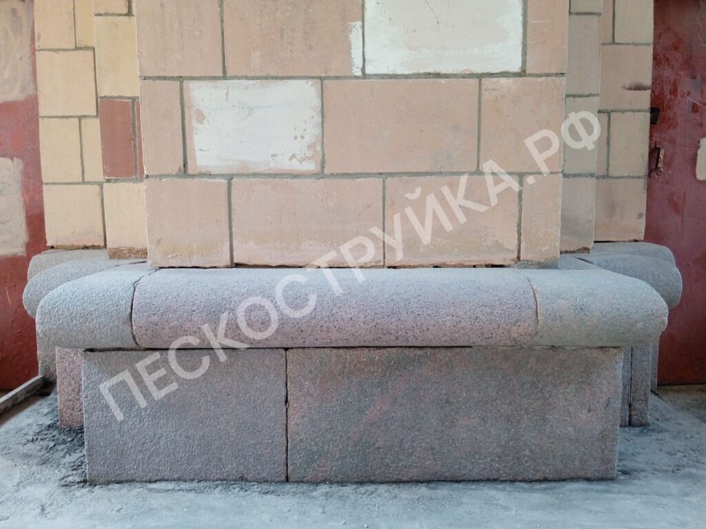 пескоструйная обработка гранита на цоколе здания от грязи