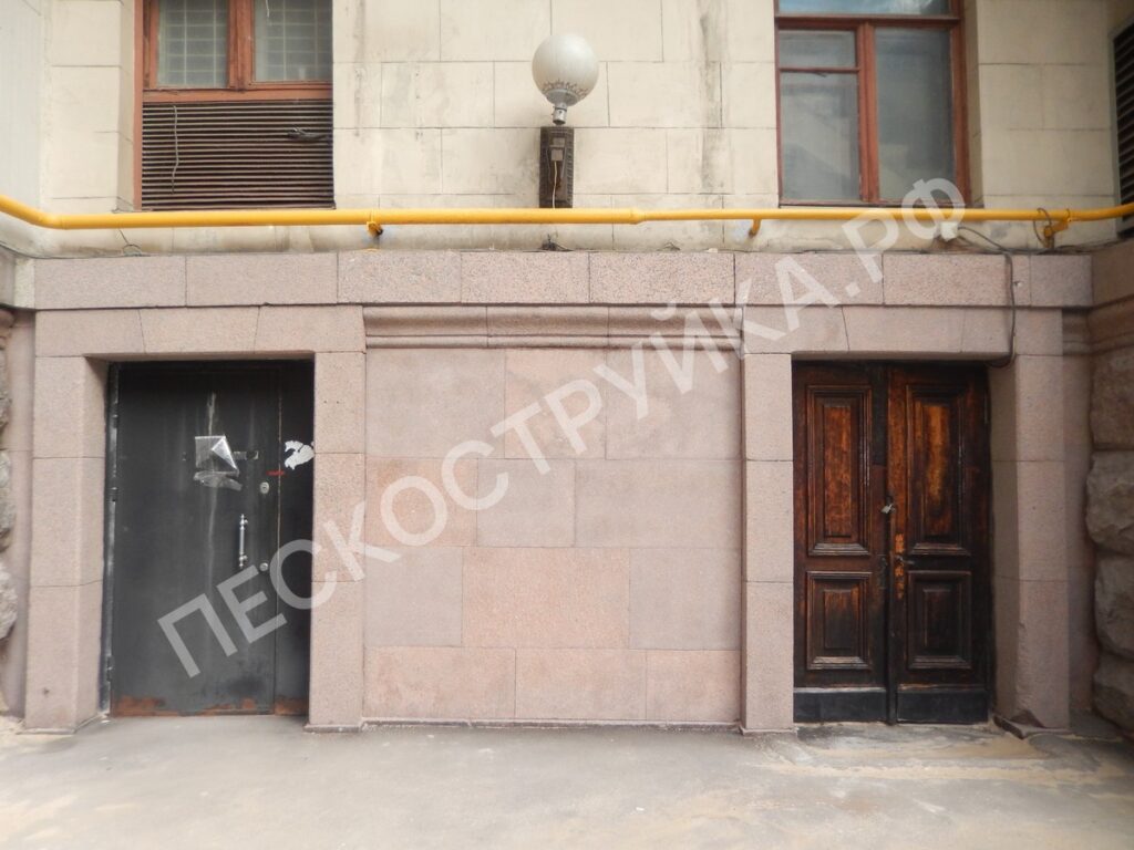 пескоструйная обработка камня 1 этажа здания