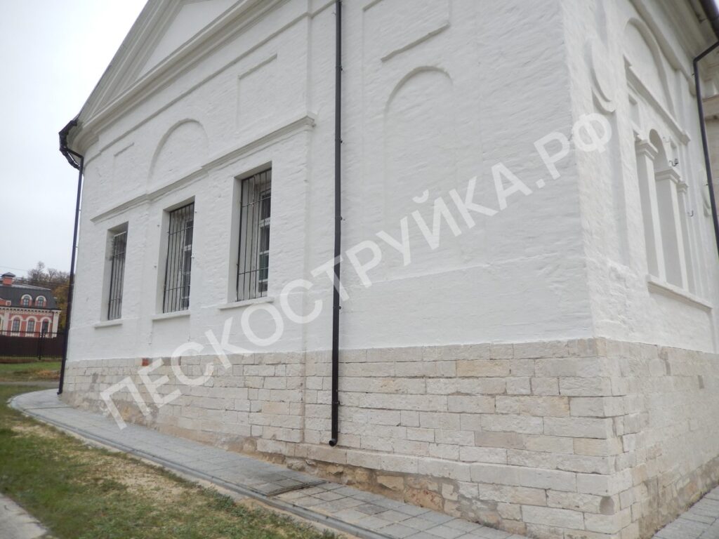 пескоструй камня на цоколе от остатков штукатурки