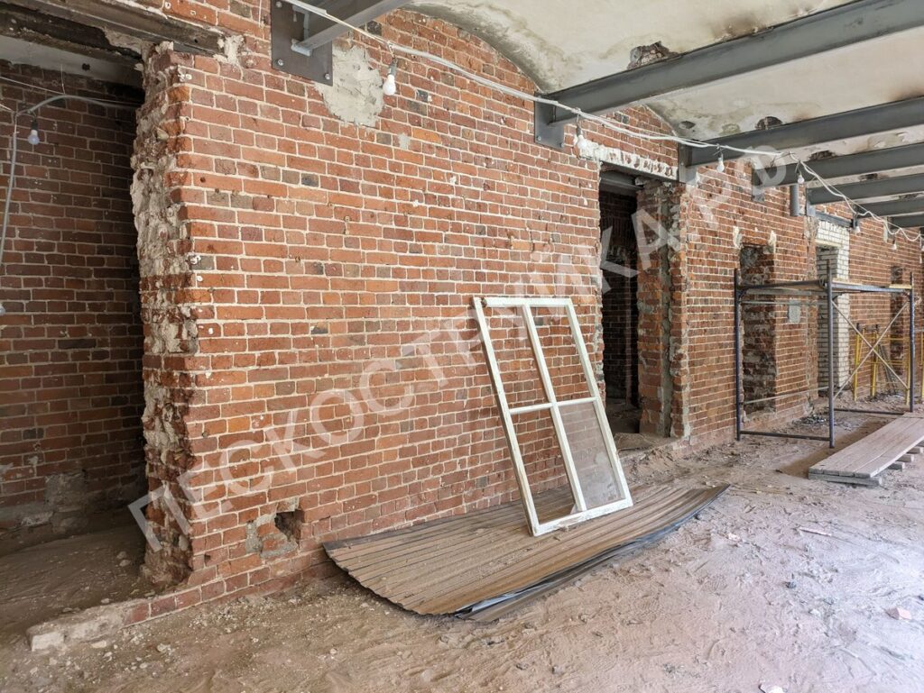 пескоструйная обработка стен из кирпича в подвале