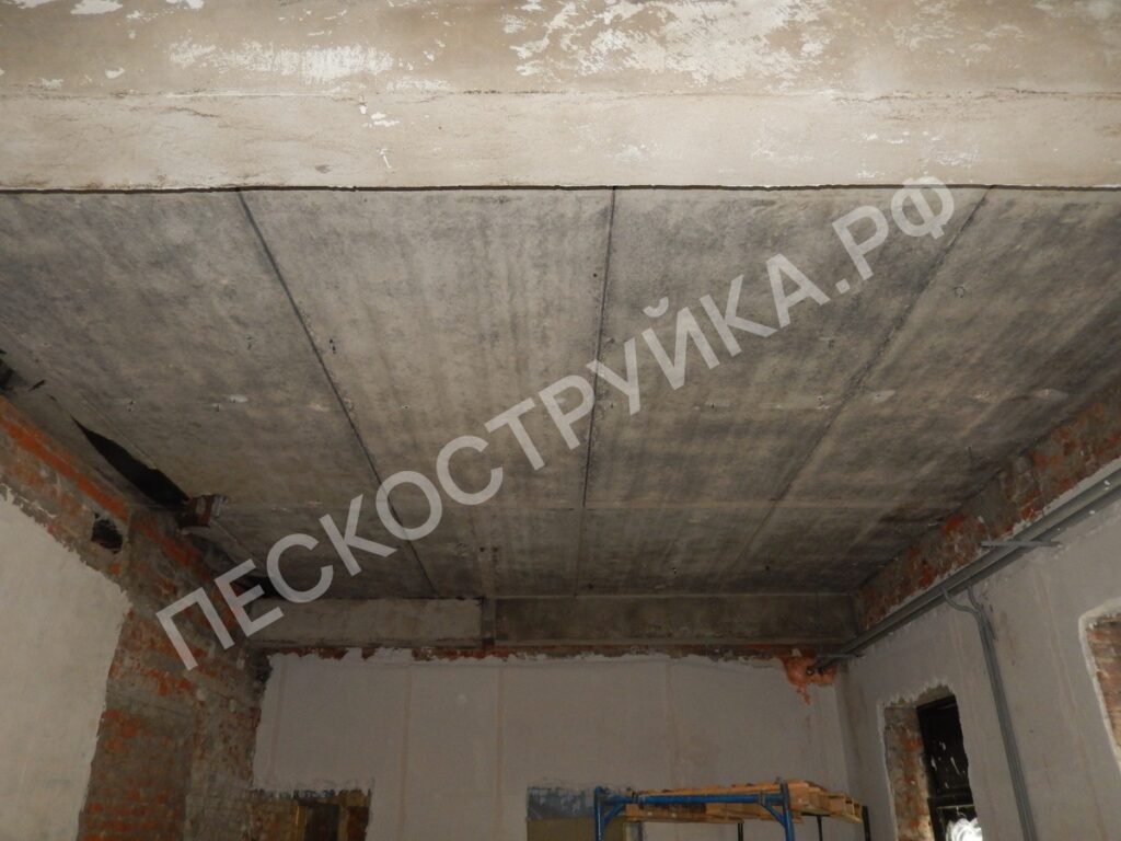 очистка копоти с бетонного потолка после пожара