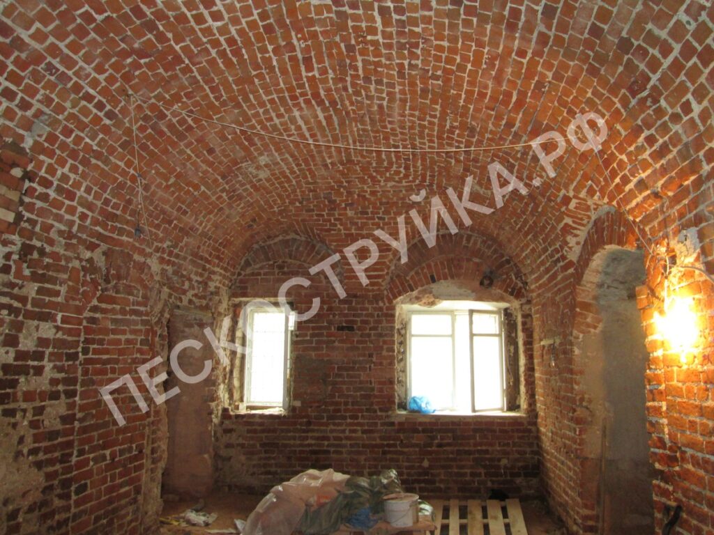 очистка кирпичной поверхности внутреннего помещения